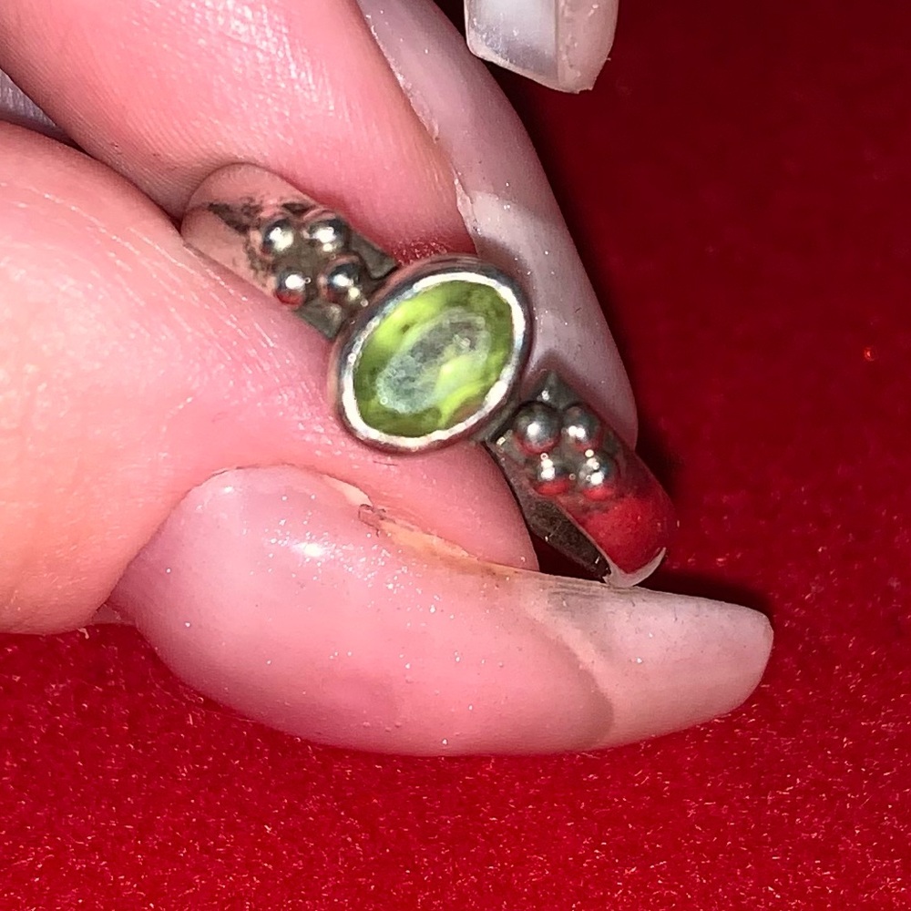 Vintage 925 Sterling Silver Dainty Ring with Bezel Set Green Peridot Stone Sz 5